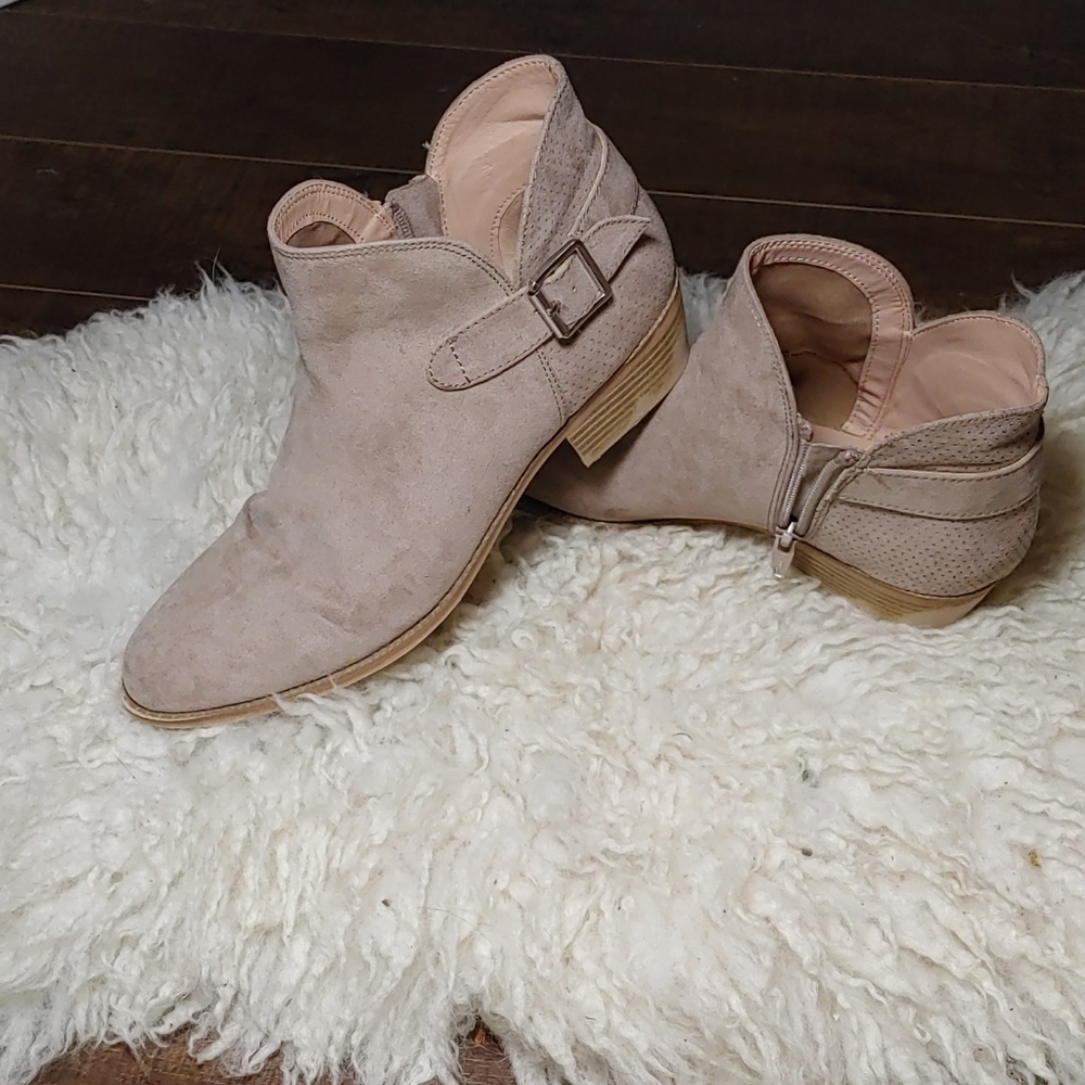 Cute faux suede ankle boots 👢